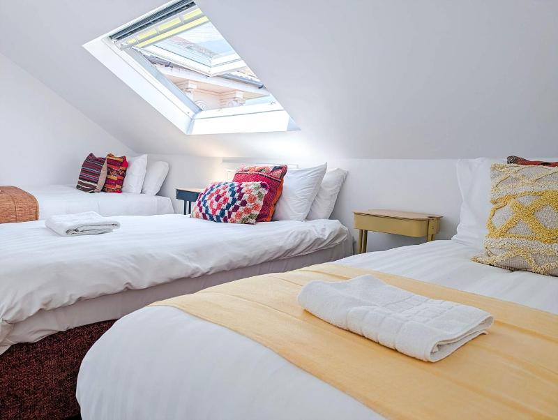 Buckingham House - 20 Beds - by Brighton Holiday Lets - image 17