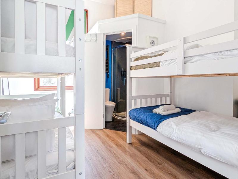 Buckingham House - 20 Beds - by Brighton Holiday Lets - image 5