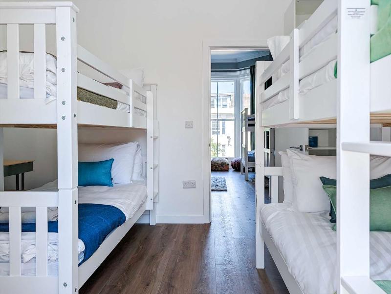 Buckingham House - 20 Beds - by Brighton Holiday Lets - image 20