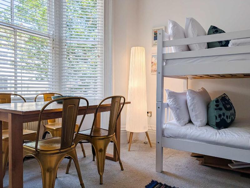 Buckingham House - 20 Beds - by Brighton Holiday Lets - image 10