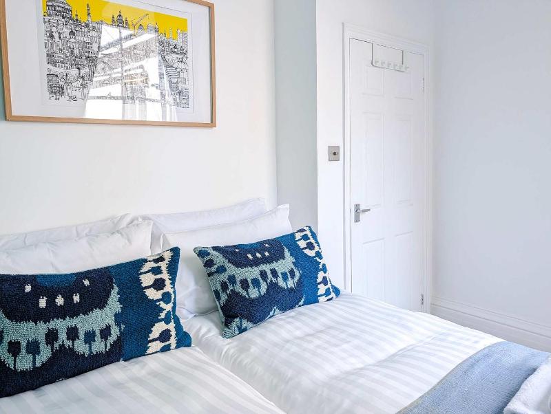 Buckingham House - 20 Beds - by Brighton Holiday Lets - image 28