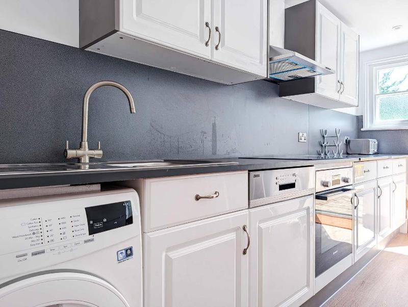 Buckingham House - 20 Beds - by Brighton Holiday Lets - image 12