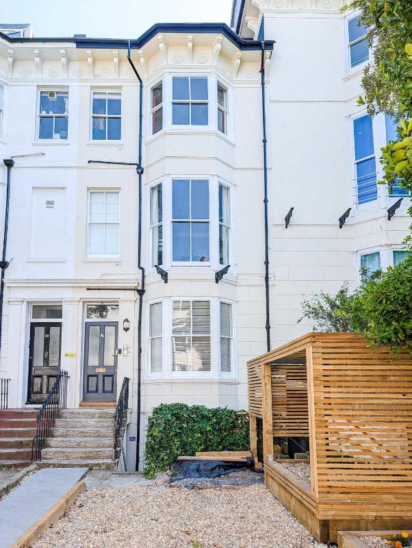 Buckingham House - 20 Beds - by Brighton Holiday Lets - image 32