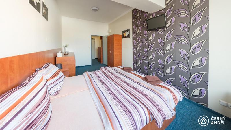 Twin Room with Bathroom image 2