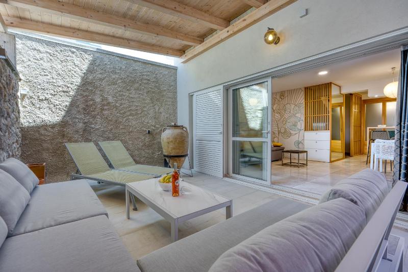 Bougainvillea Old Town Apartment /w Terrace - Happy Rentals - image 26