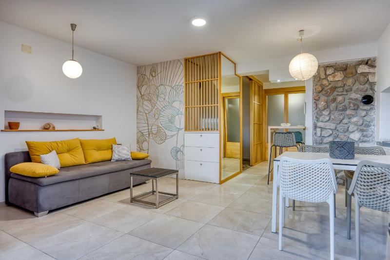 Bougainvillea Old Town Apartment /w Terrace - Happy Rentals - image 7
