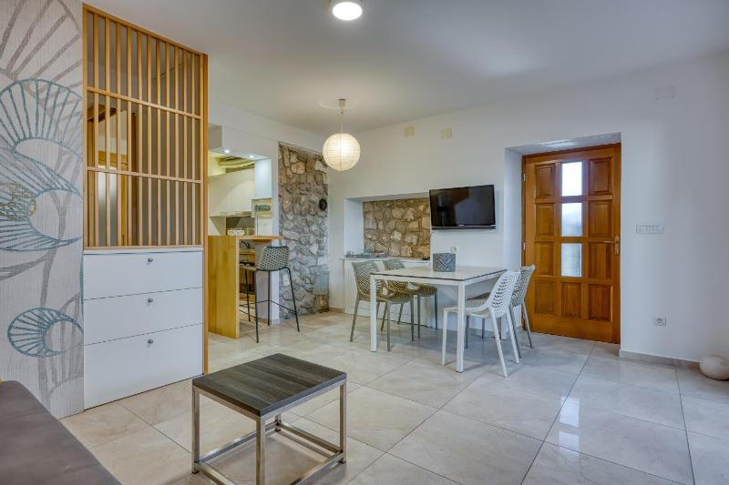Bougainvillea Old Town Apartment /w Terrace - Happy Rentals - image 9
