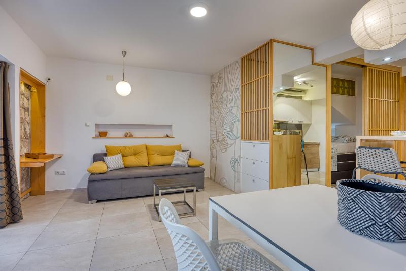 Bougainvillea Old Town Apartment /w Terrace - Happy Rentals - image 22