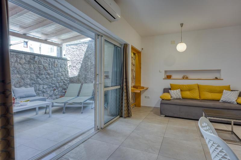 Bougainvillea Old Town Apartment /w Terrace - Happy Rentals - image 16