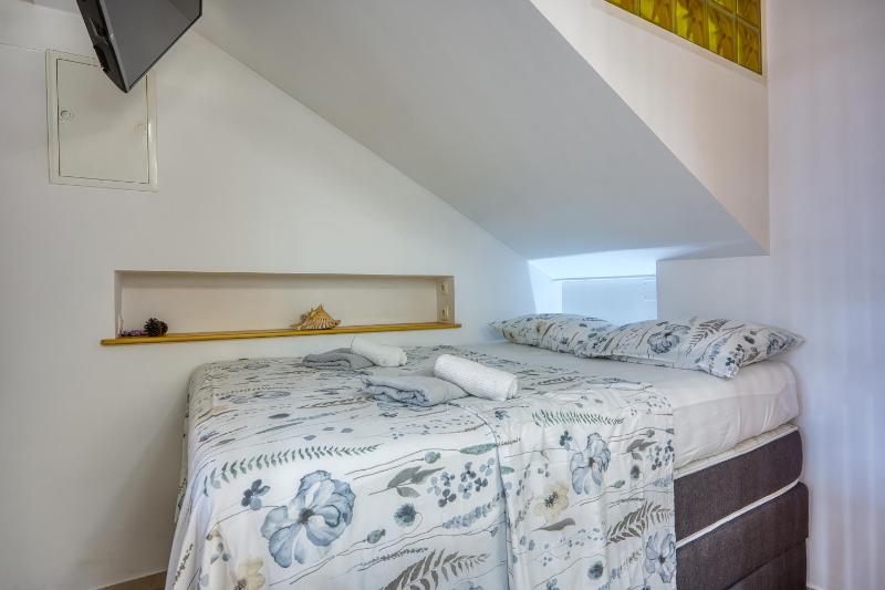 Bougainvillea Old Town Apartment /w Terrace - Happy Rentals - image 8