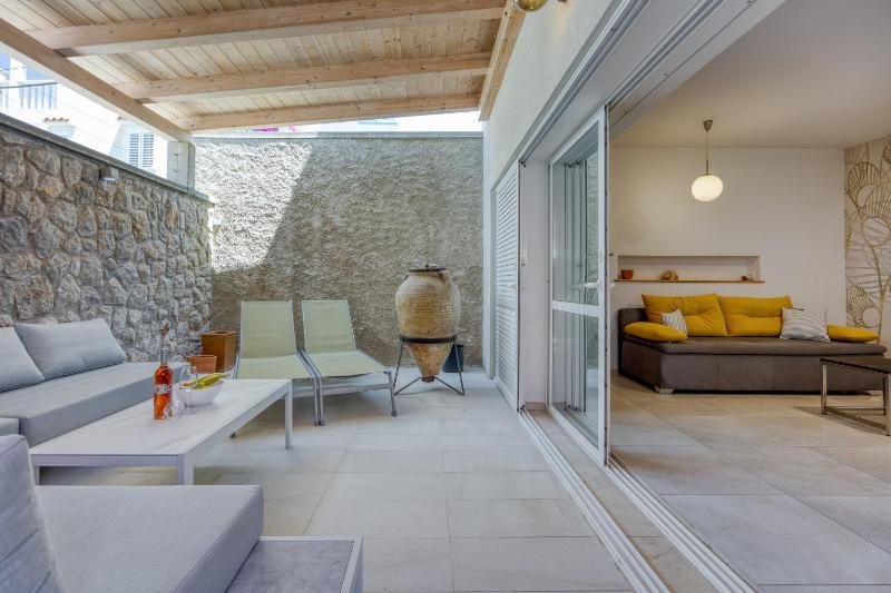 Bougainvillea Old Town Apartment /w Terrace - Happy Rentals - image 5