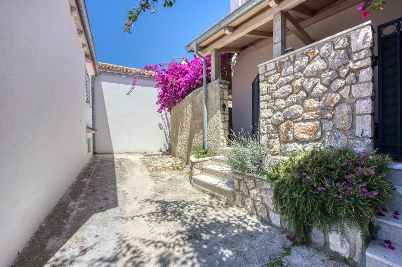 Bougainvillea Old Town Apartment /w Terrace - Happy Rentals - image 19