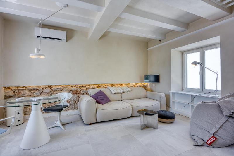1BR Star Wars Inspired Duplex Loft /w Sea View - Happy Rentals - image 1