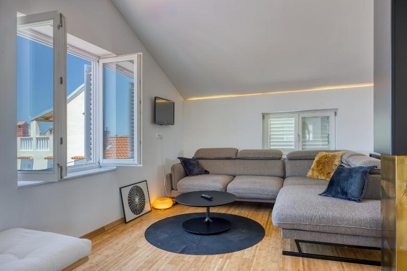 1BR Star Wars Inspired Duplex Loft /w Sea View - Happy Rentals - image 7