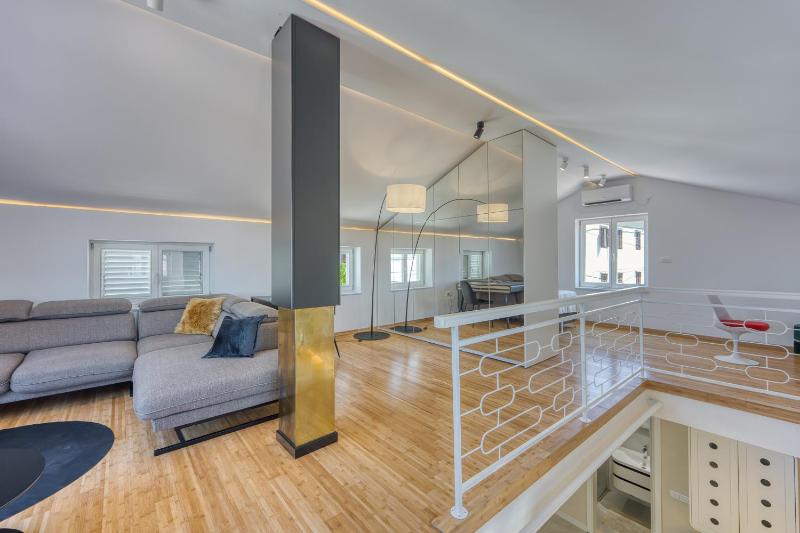1BR Star Wars Inspired Duplex Loft /w Sea View - Happy Rentals - image 17