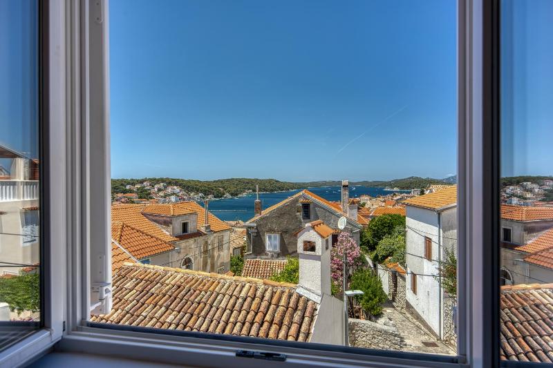 1BR Star Wars Inspired Duplex Loft /w Sea View - Happy Rentals - image 20