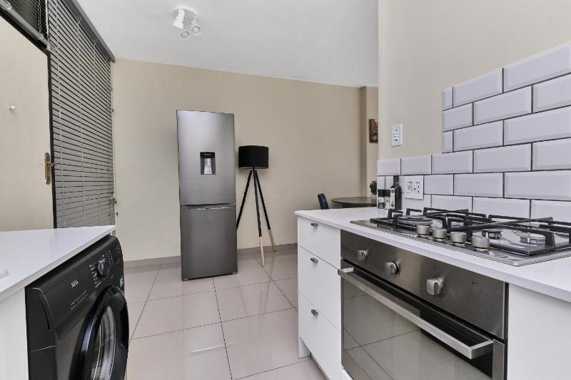 Urban Luxe Studio Illovo Mews By Ctha - image 11