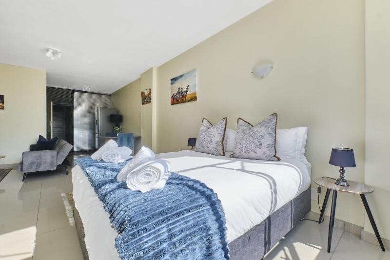 Urban Luxe Studio Illovo Mews By Ctha - image 16