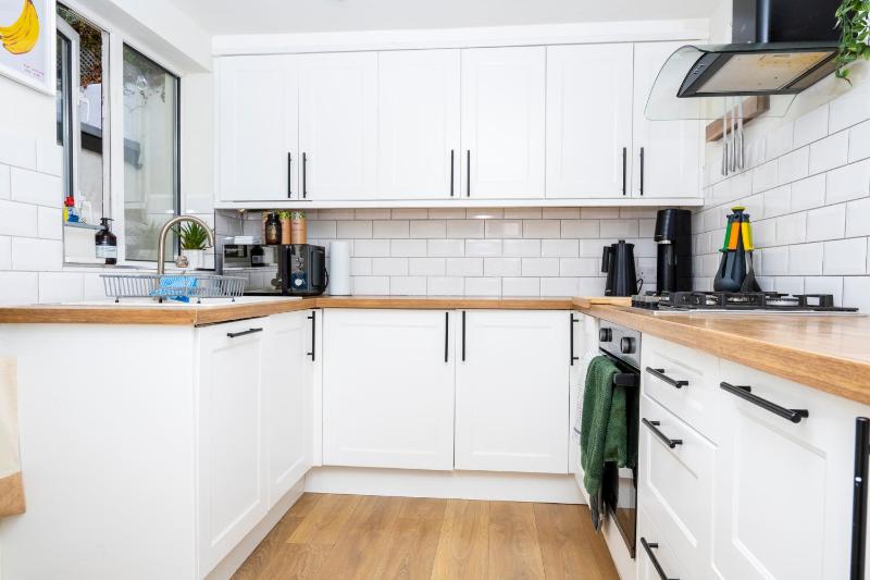 2BDR Brighton Retreat with Courtyard Garden - image 11