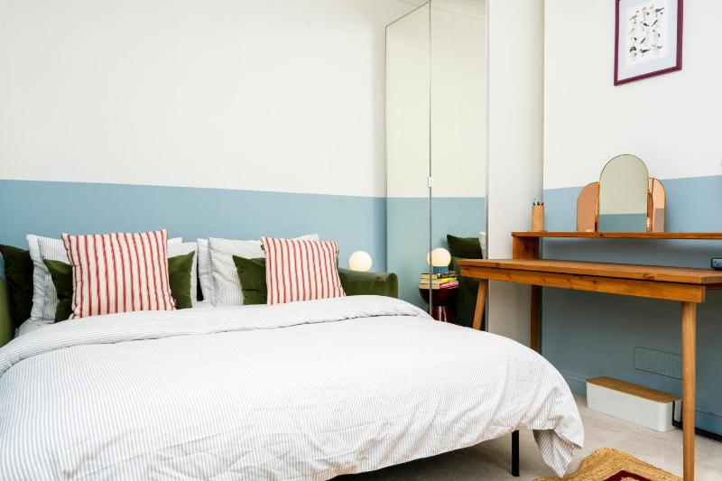 2BDR Brighton Retreat with Courtyard Garden - image 26