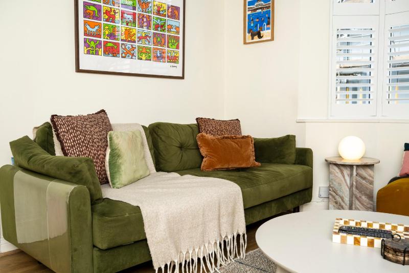 2BDR Brighton Retreat with Courtyard Garden - image 25