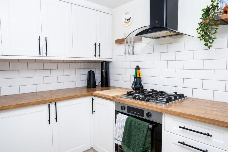2BDR Brighton Retreat with Courtyard Garden - image 10