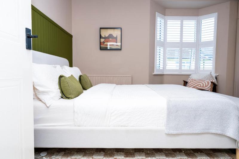 2BDR Brighton Retreat with Courtyard Garden - image 2