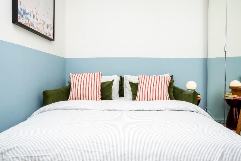 2BDR Brighton Retreat with Courtyard Garden - image 6