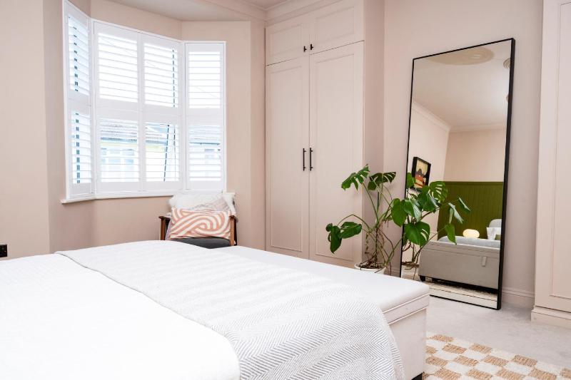 2BDR Brighton Retreat with Courtyard Garden - image 7