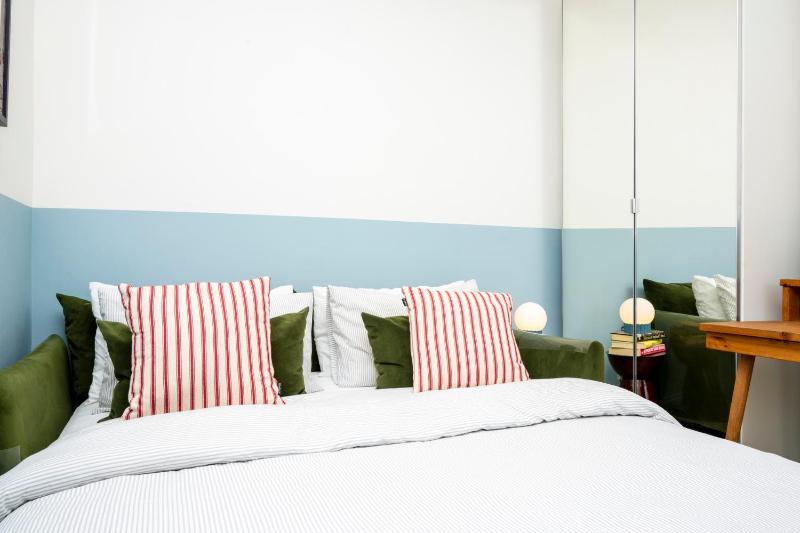 2BDR Brighton Retreat with Courtyard Garden - image 31