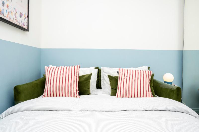 2BDR Brighton Retreat with Courtyard Garden - image 8