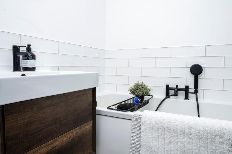 2BDR Brighton Retreat with Courtyard Garden - image 4
