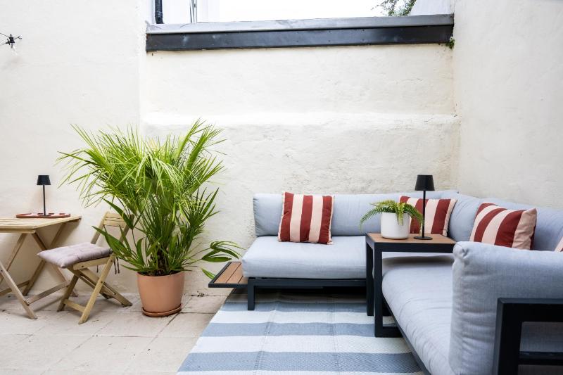 2BDR Brighton Retreat with Courtyard Garden - image 3