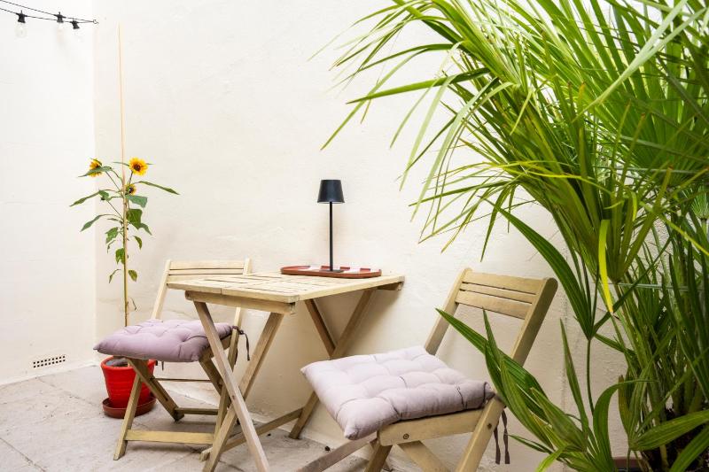 2BDR Brighton Retreat with Courtyard Garden - image 12