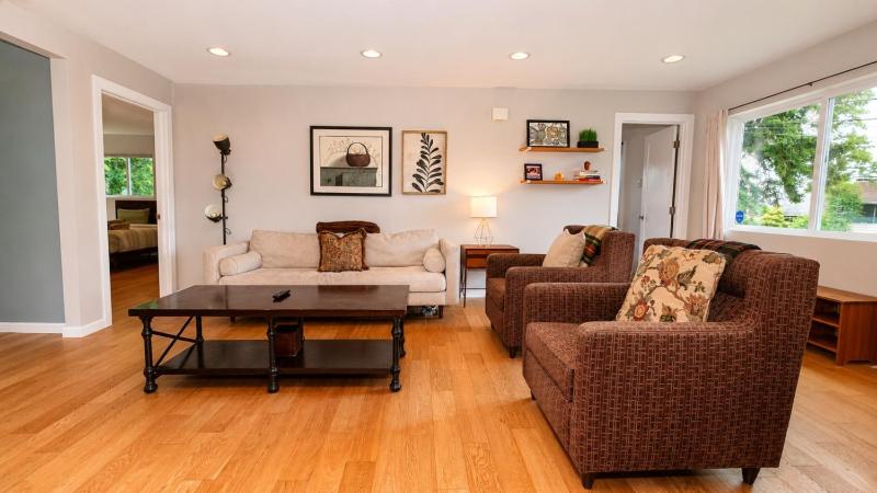 3BR 2BA Beacon Hill Backyard Oasis -FirepitBBQ Deck Workspaces and Parking - image 13