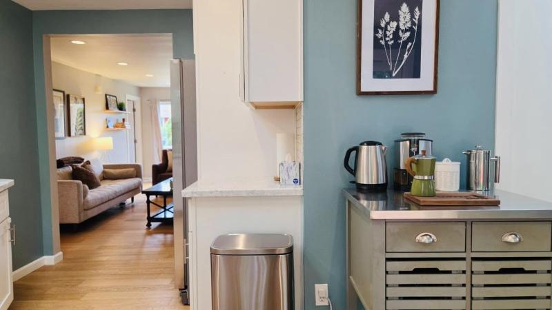 3BR 2BA Beacon Hill Backyard Oasis -FirepitBBQ Deck Workspaces and Parking - image 16