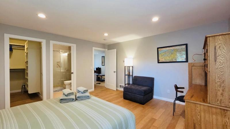 3BR 2BA Beacon Hill Backyard Oasis -FirepitBBQ Deck Workspaces and Parking - image 7