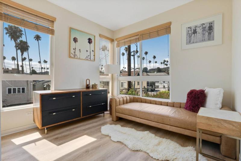 NEW 3BR Townhouse Iconic Hollywood Sign Views - image 10