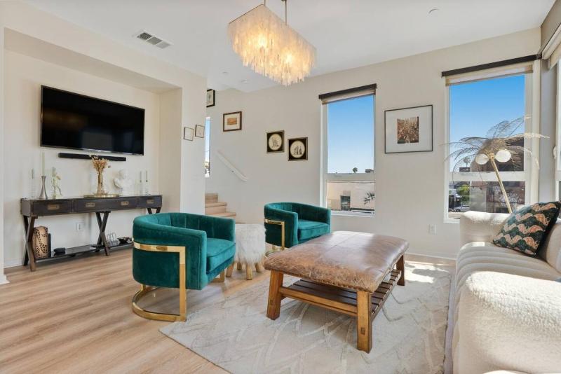 NEW 3BR Townhouse Iconic Hollywood Sign Views - image 16