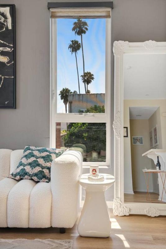 NEW 3BR Townhouse Iconic Hollywood Sign Views - image 4