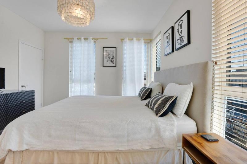 NEW 3BR Townhouse Iconic Hollywood Sign Views - image 9
