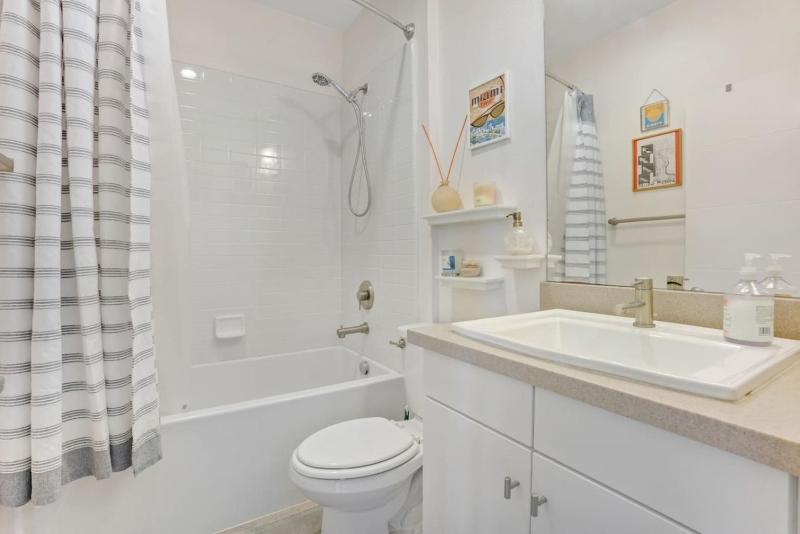 NEW 3BR Townhouse Iconic Hollywood Sign Views - image 3