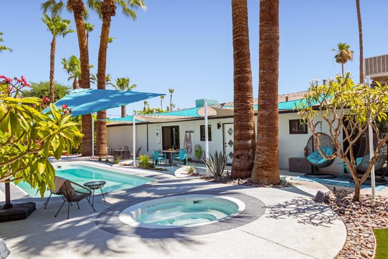 The Martini Lounge Mid Century with Private Pool - image 1