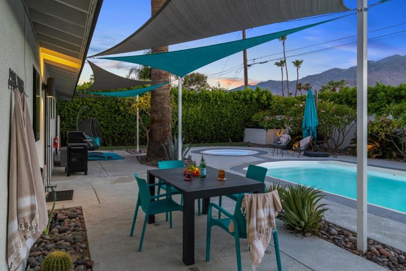 The Martini Lounge Mid Century with Private Pool - image 13