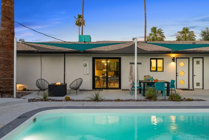 The Martini Lounge Mid Century with Private Pool - image 43