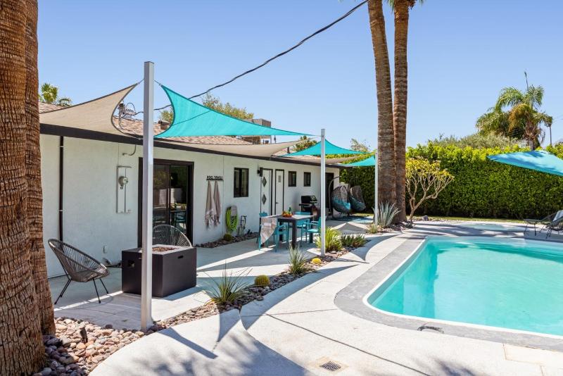 The Martini Lounge Mid Century with Private Pool - image 39