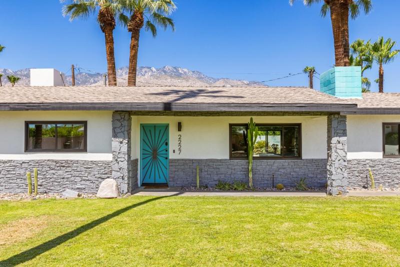 The Martini Lounge Mid Century with Private Pool - image 35