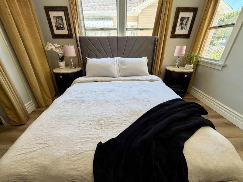 NEW Private Hollywood Designer Glam Home - image 11
