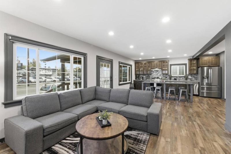 Newly Renovated Modern Home - image 1