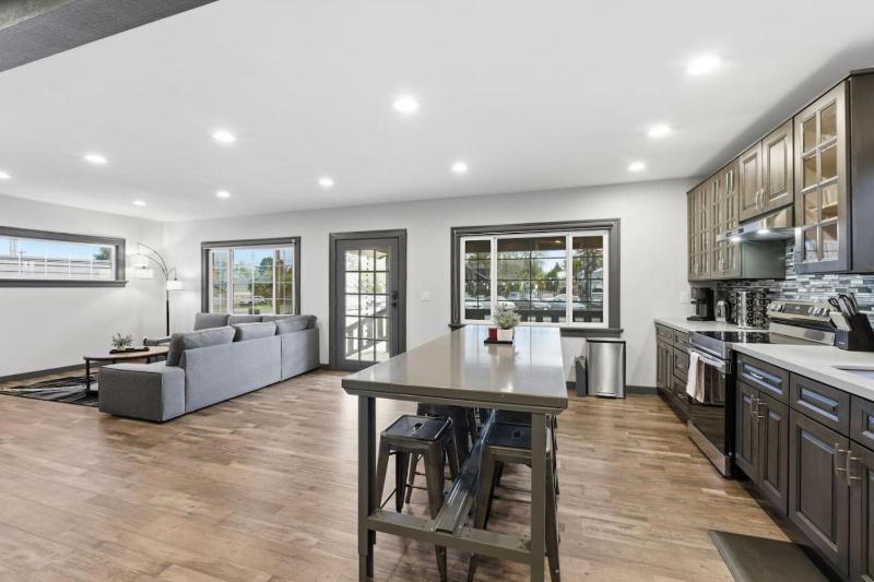 Newly Renovated Modern Home - image 22